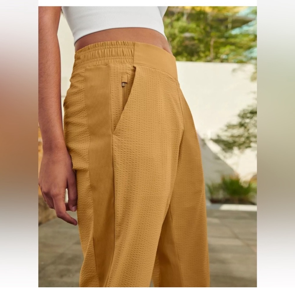 Athleta textured Brooklyn jogger size 2 mustard color